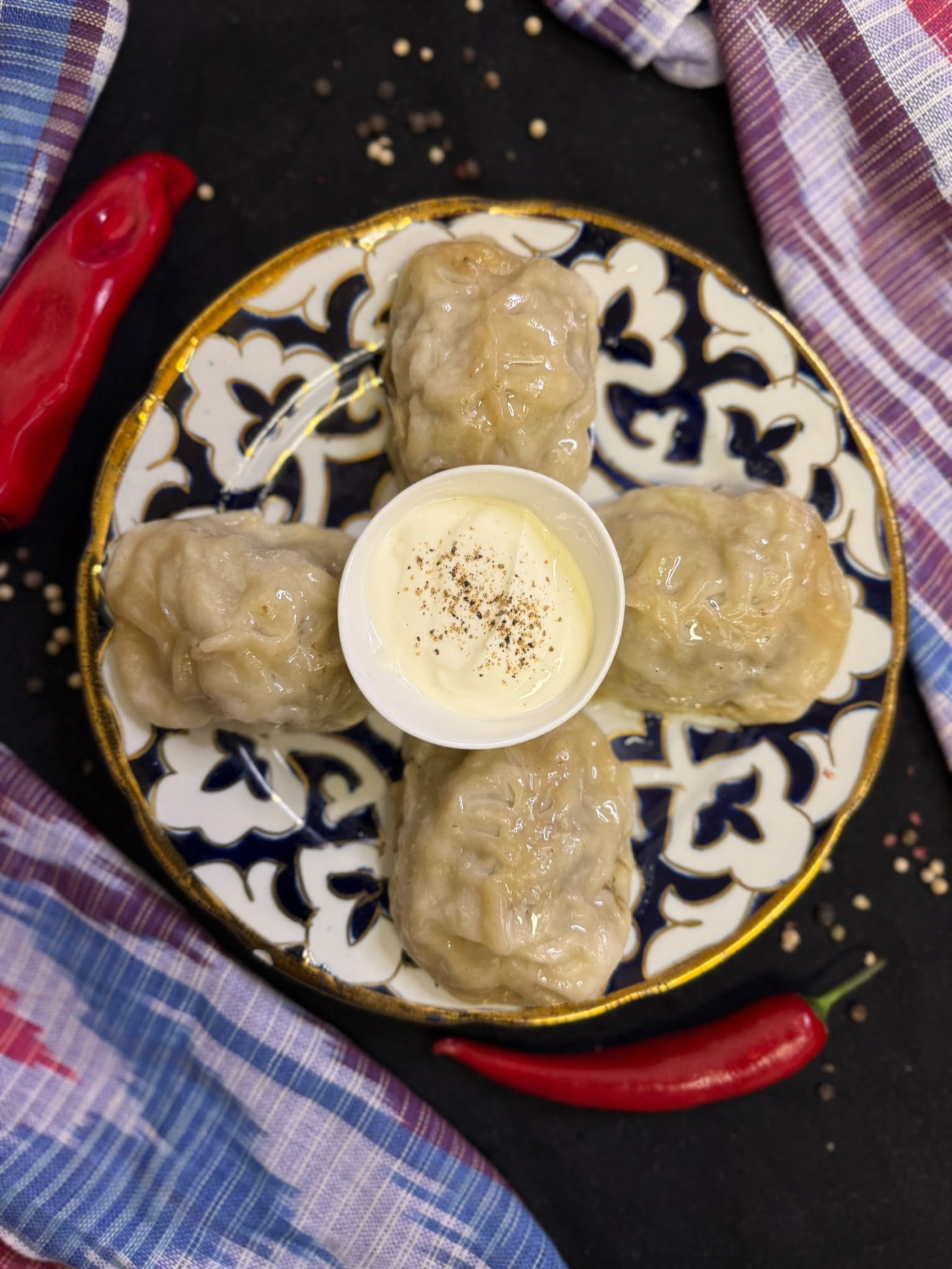 Hausgemachte usbekische Manti-Teigtaschen mit Sauerrahm-Dip
