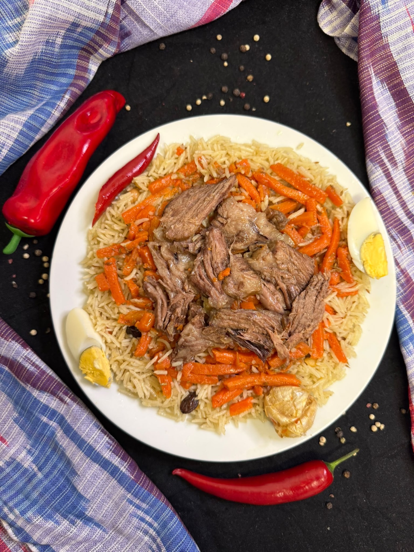 Usbekischer Osh (Palov) mit Lammfleisch, Ei und Knoblauch im Samarkand München