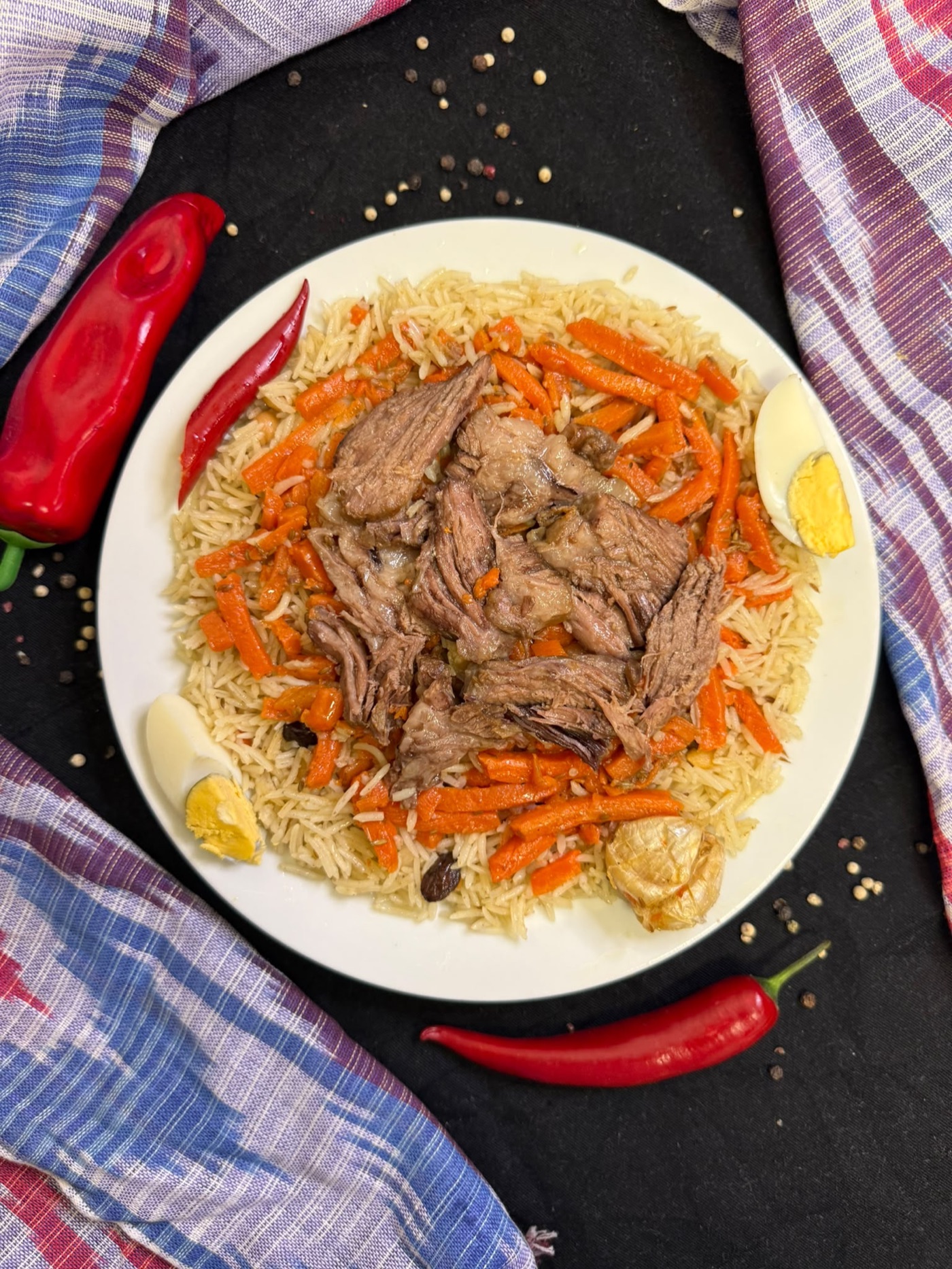Osh (Palov) — usbekisches Reisgericht mit Ei und Knoblauch